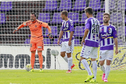 El debutante Julio chilla a sus compañeros tras encajar el segundo de los tres goles que le metió el Oviedo.-J.M. Lostau