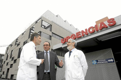 Eiros, García y Gorostiza ante el nuevo acceso de Urgencias-Ical