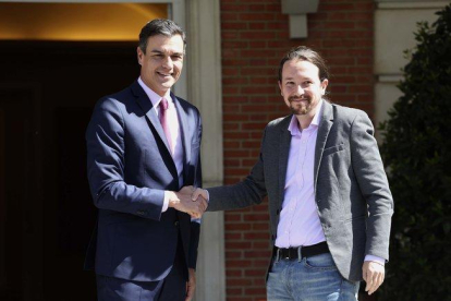 El presidente del Gobierno en funciones, Pedro Sánchez, recibe al líder de Unidas Podemos, Pablo Iglesias, en la Moncloa.-DAVID CASTRO