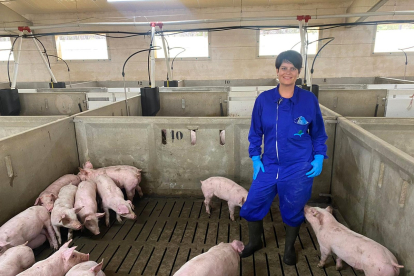 Marta Llorente posa en su granja de 2.000 cerdas de cebo de capa blanca que tiene en integración con Agrocesa. ECB