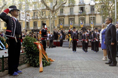 Artur Mas, en la tradicinal ofrenda floral en el monumento de Rafael Casanova.-Foto: EFE