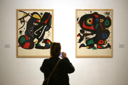 Una mujer fotografía una de las obras de la exposición ‘Miró. El Jardín de las Maravillas’, en la sala Pasión.-LETICIA PÉREZ/ICAL