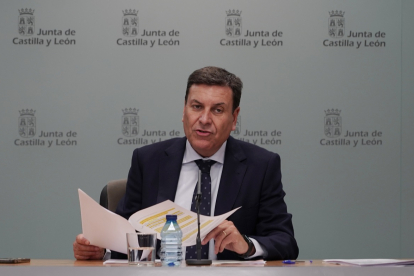 El consejero de Economía y Hacienda y portavoz, Carlos Fernández Carriedo, comparece en rueda de prensa posterior al Consejo de Gobierno. -ICAL