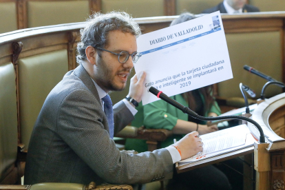 El concejal de Ciudadanos  Pablo Vicente durante su intervención en el pleno.- J.M. LOSTAU