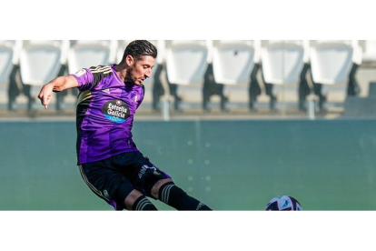 Uno de los recién incorporados por el Real Valladolid, Escudero, que ha llegado libre, golpea el balón. / RVCF