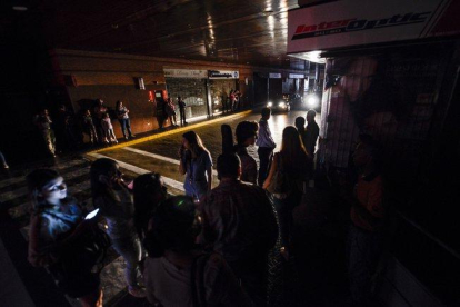 Las calles de Venezuela en pleno apagón eléctrico.-AFP