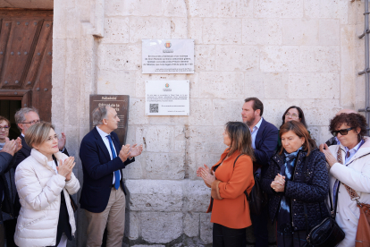 El alcalde de Valladolid, Óscar Puente, descubre la placa en recuerdo a las mujeres vallisoletanas represaliadas durante la Guerra Civil y el franquismo. -ICAL