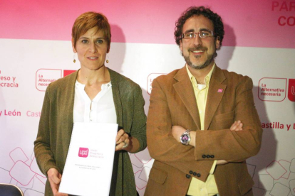 La candidata a la Presidencia de la Junta por UPyD, Carolina Martín, junto al segundo de la lista, Rodrigo Alzaga-Ical