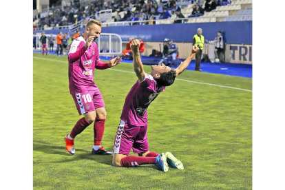 Explosión de júbilo de Mata, al que felicita Ontiveros, tras marcar uno de los tres goles que firmó anoche.-PHOTO-DEPORTE