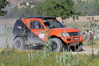El Mitsubishi del Valladolid Rally Team pilotado por Carlos González y Jorge Pulido en la prueba del Rally Mar de Olivos.-EL MUNDO