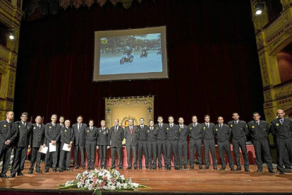 Foto de familia de algunos de los distinguidos en el Día de la Policía Municipal-Miguel Ángel Santos