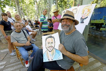 Félix Rebollo muestra una caricatura del alcalde de Valladolid, Óscar Puente.-J.M. LOSTAU