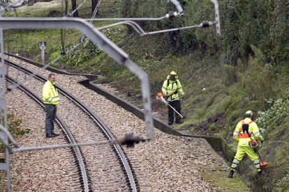 Miembros de la Policía Científica inspeccionan las vías del tren a las afueras de Oviedo, el pasado día 6-Efe