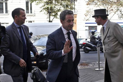 El expresidente francés Nicolas Sarkozy, este viernes, llegando a un hotel de París.-Foto: AP / THIBAULT CAMUS
