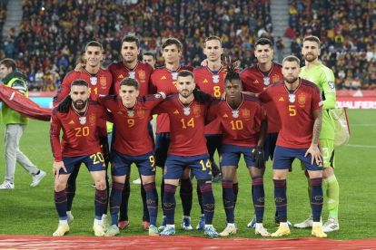 La selección española que festeja el triunfo ante Georgia en Zorrilla. /LOSTAU