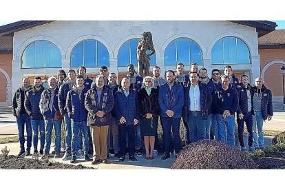 Foto de la familia de la plantilla de baloncesto Chocolates Trapa de Palencia con los dirigentes de la bodega Museum de Cigales.-E. M.