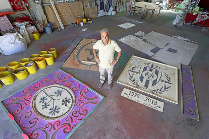 El artista José Antonio González Gerbolés muestra algunas plantillas de la alfombra de la Virgen de San Lorenzo.-PABLO REQUEJO / PHOTOGENIC