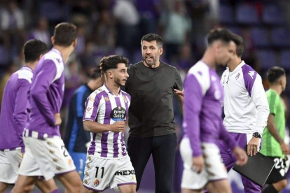 Pezzolano felicita a sus jugadores durante el último partido en Zorrilla ante el Elche. / LALIGA