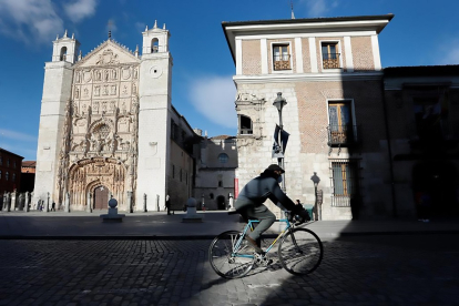 Un ciclista circula por Valladolid con la iglesia de San Pablo al fondo. J.M. LOSTAU