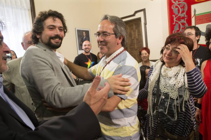 José Sarrión felicita a Francisco Guarido tras el pleno de constitución de la corporación municipal del ayuntamiento de Zamora.-Ical