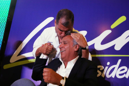 El presidente de Ecuador, Rafael Correa, besa a su candidato, Lenin Moreno, en Quito.-MARIANA BAZO