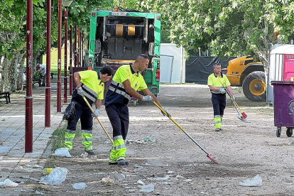 Los trabajadores del servicio de limpieza realizan labores en Las Moreras.-PABLO REQUEJO / PHOTOGENIC