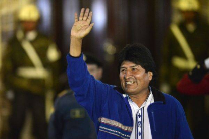 Evo Morales saluda a sus seguidores desde el balcón del palacio presidencial, esta madrugada en la Paz.-Foto: AFP / CRIS BOURONCLE