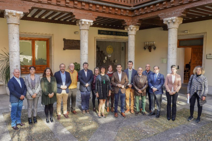 El presidente de la Diputación de Valladolid, Conrado Íscar, se reúne con las Juntas de Cofradías de Semana Santa en la provincia. -ICAL
