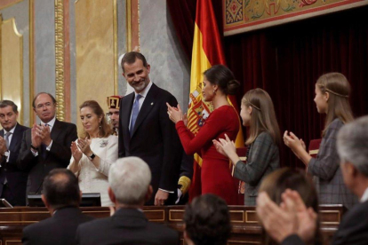 Felipe VI recibe aplausos tras su discurso en el Congreso.-EFE / KIKO HUESCA