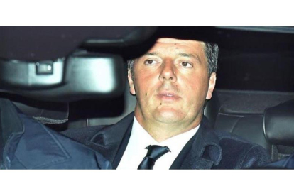 Matteo Renzi llega al palacio del Quirinale para presentar su dimisión.-AFP / VINCENZO PINTO
