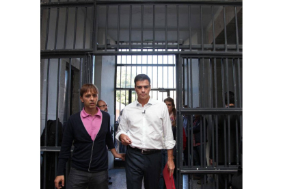 El secretario general del PSOE, Pedro Sánchez, visita la Sala Ex.Presa 1 de La Cárcel de Segovia Centro de Creación para mantener una reunión con el AMPA-Ical
