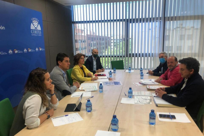 Reunión entre la plataforma y los procuradores del PP en las Cortes. / E. P.