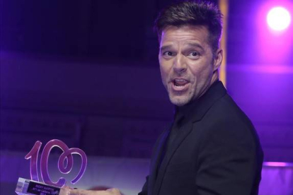 Ricky Martin posa con el premio Cadena 100, el jueves en Barcelona.-