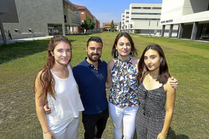 Sofía Lana, Manuel Carabias, Andrea Fernández y Luna Fontecha en las instalaciones de la Universidad de Valladolid.-J. M. LOSTAU
