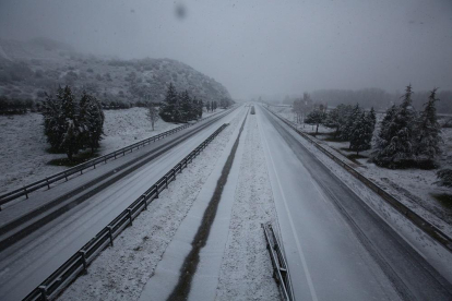 La nieve en CyL obliga al cierre de carreteras y uso de cadenas .-E.M.