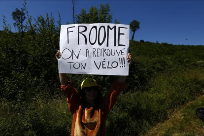Un aficionado bromea sobre el incidente de Ventoux, durante la etapa de este sábado.-AP / PETER DEJONG
