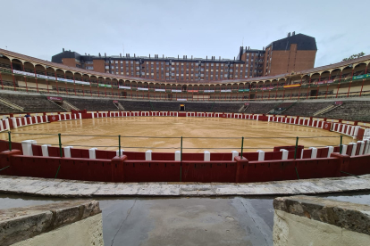 Estado de la plaza de Toros tras la lluvia. JOSÉ SALVADOR