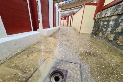 Estado de la plaza de Toros tras la lluvia. JOSÉ SALVADOR