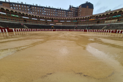 Estado de la plaza de Toros tras la lluvia. JOSÉ SALVADOR