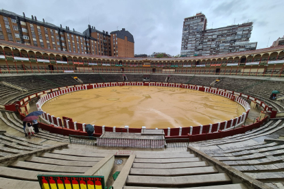 Estado de la plaza de Toros tras la lluvia. JOSÉ SALVADOR