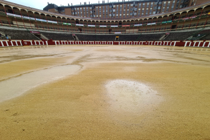 Estado de la plaza de Toros tras la lluvia. JOSÉ SALVADOR