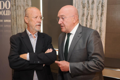 Javier León De La Riva (Ex Alcalde del Ayuntamiento de Valladolid) y Jesús Julio Carnero (Alcalde de Valladolid). Club de Prensa El Mundo. Conversaciones políticas con Jesús Julio Carnero. -PHOTOGENIC