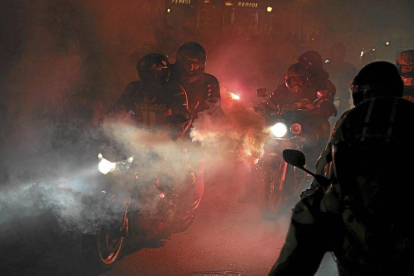 Motoristas participan en el desfile de antorchas de una anterior edición de la concentración ‘Motauros’.-SANTIAGO