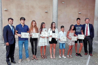 Los alumnos premiados, con sus diplomas, ayer en el patio de las Casas del Tratado de Tordesillas.-EL MUNDO