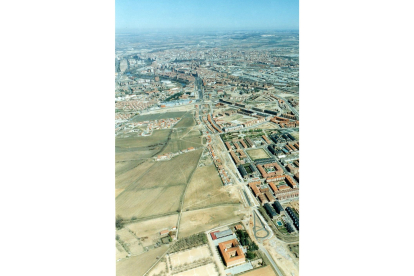 Vista aérea del barrio Cañada Real con el colegio del Pilar en la parte inferior en 1999.- ARCHIVO MUNICIPAL VALLADOLID