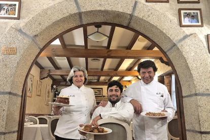 María Jesús, Diego y Conrado, con algunos de los platos de su comanda en uno de los comedores de su restaurante.-