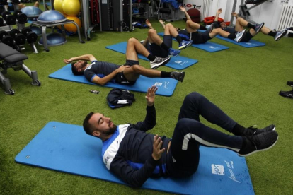 Varios jugadores del Espanyol se ejercitan en el gimnasio.-CARLOS MIRA