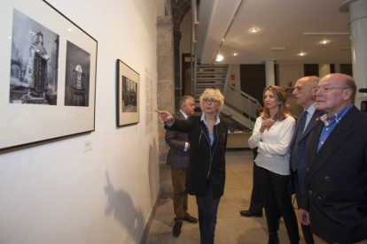 La consejera de Cultura y Turismo, Alicia García, y la directora de la Filmoteca de Castilla y León, Teresa Conesa, visitan la exposición 'Visitas ilustres. Fotoperiodismo (1914-1982)'-Ical