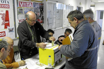 Trabajadores de la factoría de Renault en Valladolid, durante la anterior jornada electoral-El Mundo