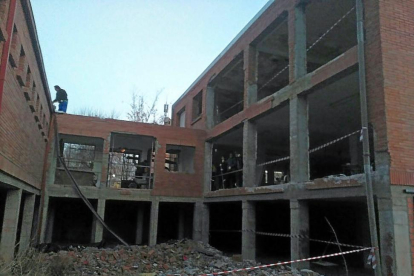 Trabajos de demolición y rehabilitación en el antiguo instituto de Alaejos para construir una residencia.-A.A.